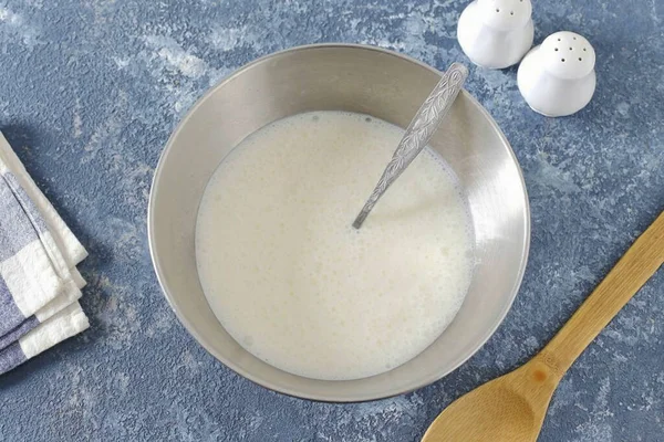 Versare Kefir Una Ciotola Profonda Aggiungere Bicarbonato Sodio Sale — Foto Stock