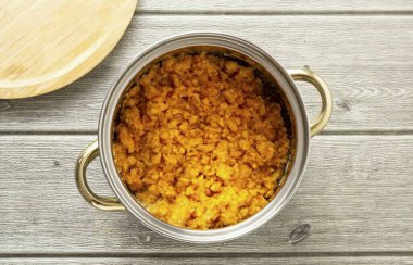 Tencereye transfer edin. Şeker ekle, her şeyi karıştır. Limon ve balkabağı suyuna izin vermek için 30-40 dakika açık bırak..