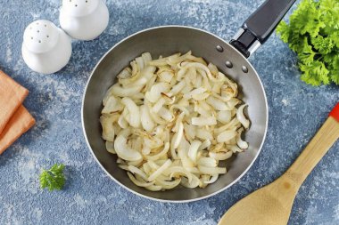 Parçalanmış soğanı ayrı kızart, Tadına tuz ekle.