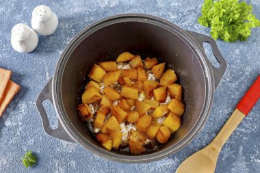 Sonra kavrulmuş balkabağı ekle..