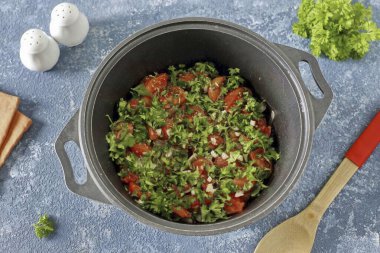 Her şeyi doğranmış otlarla serpin, 30-40 dakika boyunca düşük sıcaklıkta kaplayın ve kaynayın..