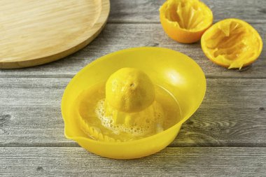 Portakal ve limon suyunu sık..