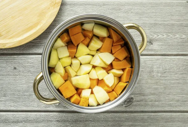深い鍋に転送 水に注ぐ カボチャとリンゴが柔らかくなるまで沸騰させ 約15 20分 スプーンで泡を削除 — ストック写真
