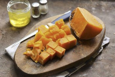 Balkabağını küp küp doğra..