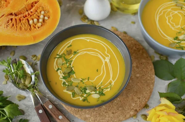 ギリシャのヨーグルトやサワークリーム 種子やハーブでスープを飾る 助けて 体重減少のためのこのカボチャのスープは 古典的なものよりもおいしいですが クリームは水に置き換えられるので カロリーが著しく少ない とバター — ストック写真