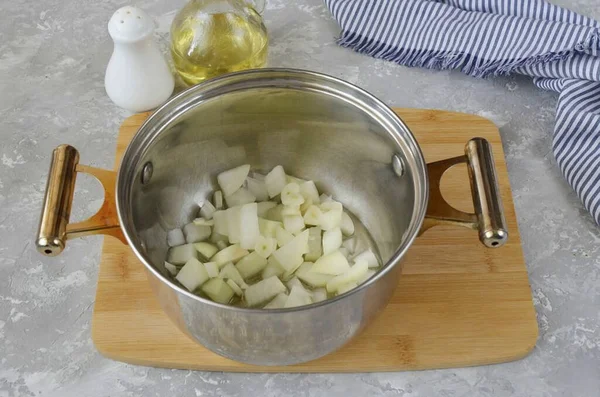 玉ねぎとニンニクの皮をむき 野菜油で数分間カットして炒める — ストック写真