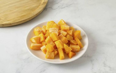 Kabağı soy ve orta boy küp doğra. Dilimlenmiş donmuş kabak kullanıyorum..