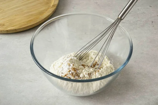 Głębokiej Misce Połączyć Całą Mąkę Proszkiem Pieczenia Soda Oczyszczona Mielony — Zdjęcie stockowe