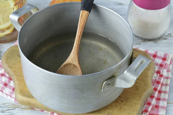 それから鍋にシロップを注ぎ 再び沸騰させる — ストック写真