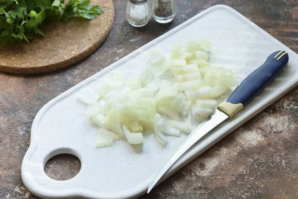 Descasque Cebolas Enxaguar Secar Corte Cebola Pequenos Cubos — Fotografia de Stock