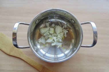 Soğanları ince ince doğra ve tencereye koy..