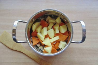 Ve doğranmış patates. Bir tencereye su dök ki sebzeleri tamamen kaplamasın..