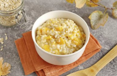 Bu yemek hem çocuklar hem de gastrointestinal yoldan muzdarip insanlar için uygundur. Yulaf lapasında balkabağı olması nedeniyle, yemeğin sadece lezzetli değil, aynı zamanda daha yararlı olduğu ortaya çıkıyor. Afiyet olsun.!