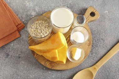 Balkabaklı yulaf ezmesi pişirmek için gerekli tüm malzemeleri çoklu pişirme makinesinde hazırlayın..