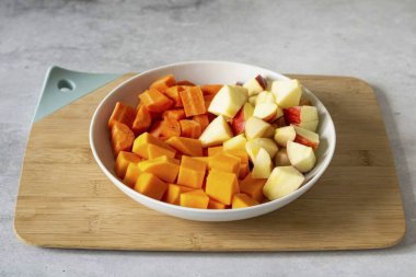 Havuç ve balkabağı soy, tohumları ayır, küp küp doğra. Elmaları soymana gerek yok, sadece çekirdeği çıkar ve orta büyüklükte dilimler kes..