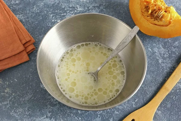 Schlagen Sie Das Und Salz Wasser Pflanzenöl Hinzufügen Und Wieder — Stockfoto