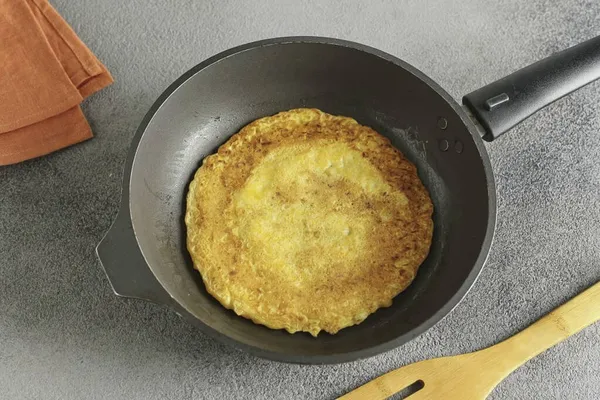 フライパンを熱し 油でブラシし 結果の生地からカボチャのパンケーキを焼く それは私を取る3 1つのパンケーキのTbsp 単に鍋に生地を配置し 形状にスプーンで広げる — ストック写真