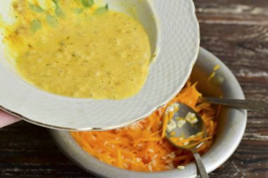 Yumurta hamurunu dök. Her şeyi iyice karıştır..