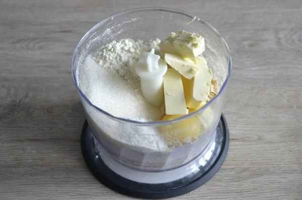 Add sugar, room temperature butter, flour, baking powder, egg yolk to the blender bowl, mix.
