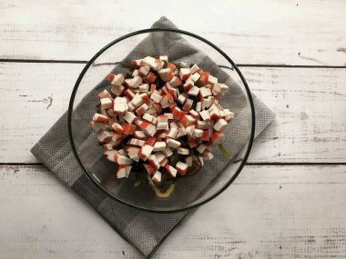 Yengeç çubuklarını ve yosunları ince ince doğra..