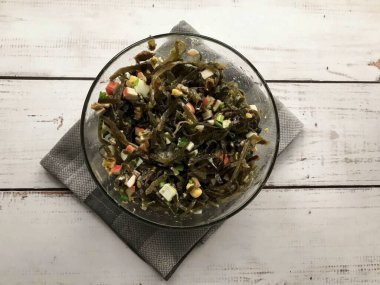 Yağlı mevsim salatası, tuz ekle ve iyice karıştır. Deniz yosunu ve lahanalı salata lezzetli, sağlıklı ve orijinal bir salatadır. Günlük menünüzü mükemmel bir şekilde çeşitlendirecektir..