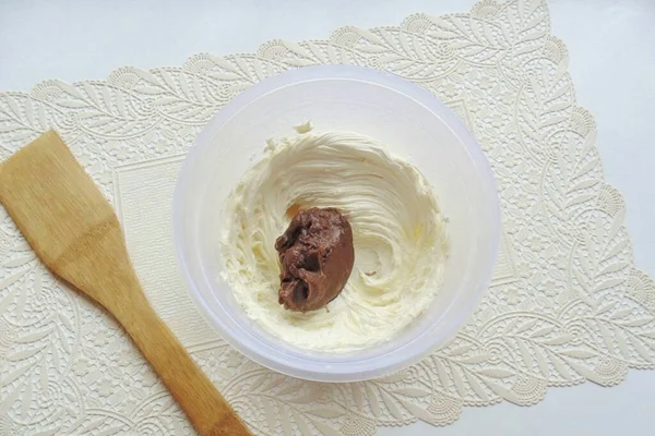 Sbattere Burro Morbido Con Mixer Aggiungere Gradualmente Crema Cioccolato Cucchiaio — Foto Stock