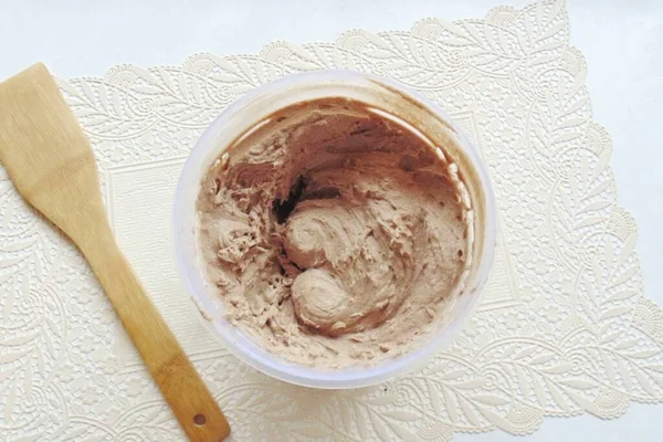 Bujná Jemná Čokoládová Zmrzlina Hotová Odložte Tři Polévkové Lžíce Zdobící — Stock fotografie