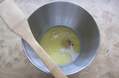 Erimiş yağ, tuz ve şeker ekle.