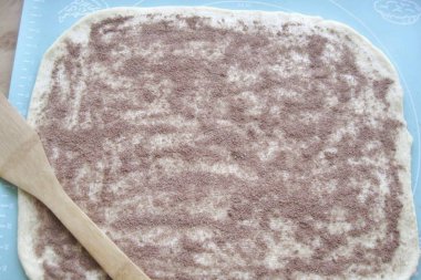 Tarçını şekerle karıştır ve hamur üzerine serp.