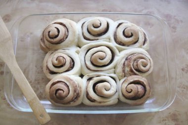 Fırında pişmiş çörekler 45-50 dakika boyunca 175-180 dereceye kadar ısıtılır. Pişirme süresi fırınınıza bağlı..