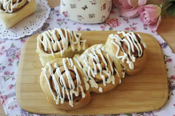 Cool Finished Buns Little Pour Sour Cream Can Served Table — Stock Photo, Image