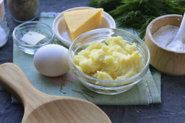 Fırında Etsiz Patates Güvecini hazırlamak için gerekli tüm malzemeleri hazırlayın..