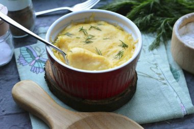 Besleyici ve lezzetli patates güveci fırında et olmadan çıkıyor. Hemen servis yapın..