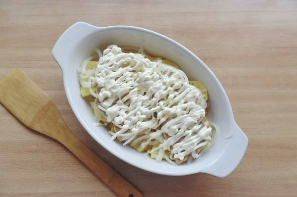 Saure Sahne Mit Mayonnaise Verrühren Und Die Lende Darüber Gießen — Stockfoto