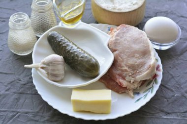 Salatalık turşusu köftelerini hazırlamak için gerekli tüm malzemeleri hazırlayın..