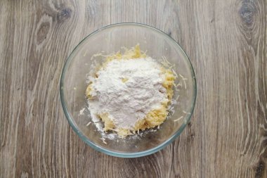 Peynir kasesine ellenmiş unu da ekle..