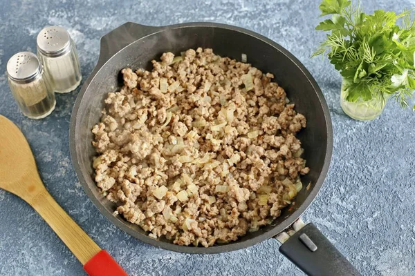 Frite Carne Picada Com Uma Espátula Até Que Carne Esteja — Fotografia de Stock