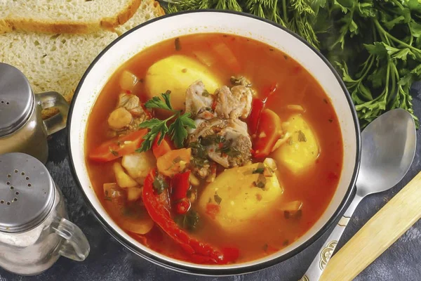 Versare Deliziosa Zuppa Agnello Ciotole Profonde Ciotole Servire Zuppa Agnello — Foto Stock