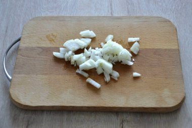 Soğanı bıçakla ince ince doğra..