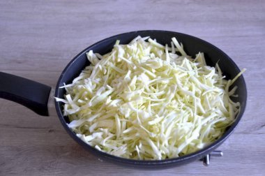 Parçalanmış lahana, tuz, örtü ekle, 10 dakika kadar kaynat..