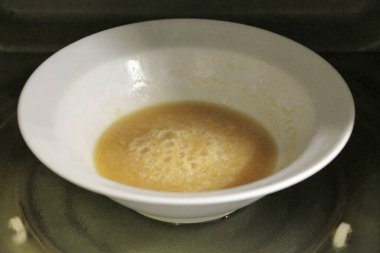 Tabağı mikrodalgaya geri koy ve 800 watt 'ta bir dakika pişir..