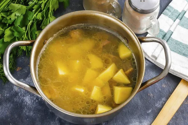 Seguida Corte Batatas Cubos Médios Adicione Panela Carne Adicione Água — Fotografia de Stock