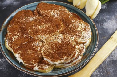 Pişmiş keke kakao tozu serpin ve buzdolabında 1-2 saat boyunca bekletin..