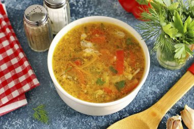 Hazırlaması kolay ve herkesin seveceği lezzetli bir çorba. Çorba dolma biber, domates, pirinç ve sarımsak ile et suyunda hazırlanır. Denesene! Afiyet olsun.!