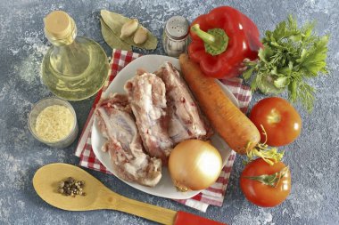 Krasnodar Çorbası yapmak için gerekli tüm malzemeleri hazırlayın..