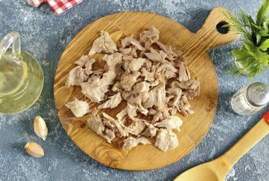 Et hazır olduğunda, onu çıkarın ve kemiklerden ayırın..