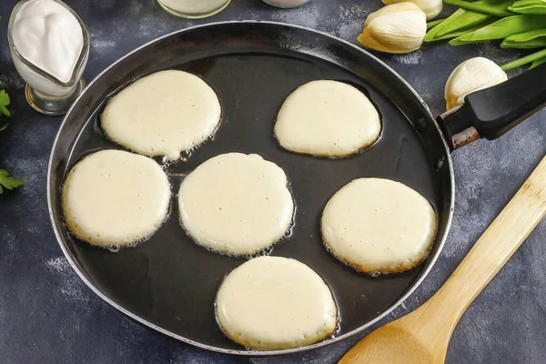 Pflanzenöl Einer Pfanne Erhitzen Und Die Hitze Auf Ein Minimum — Stockfoto