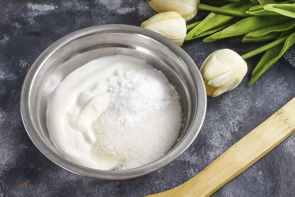 From sour cream of any fat content, sugar and thickener for sour cream or cream, make a cream, stirring all components thoroughly for 2-3 minutes.