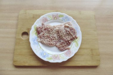 Tavuk butlarını yıka, kemiği çıkar. Pulun kenarından dövülmüş. Tuz ve biberli mevsim.