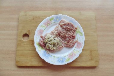 Dolguyu tavuk kalçasının dar tarafına yerleştir..